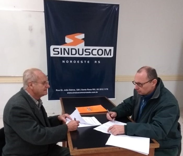 Presidentes Geraldo e Aléssio realizando assinatura da CCT.